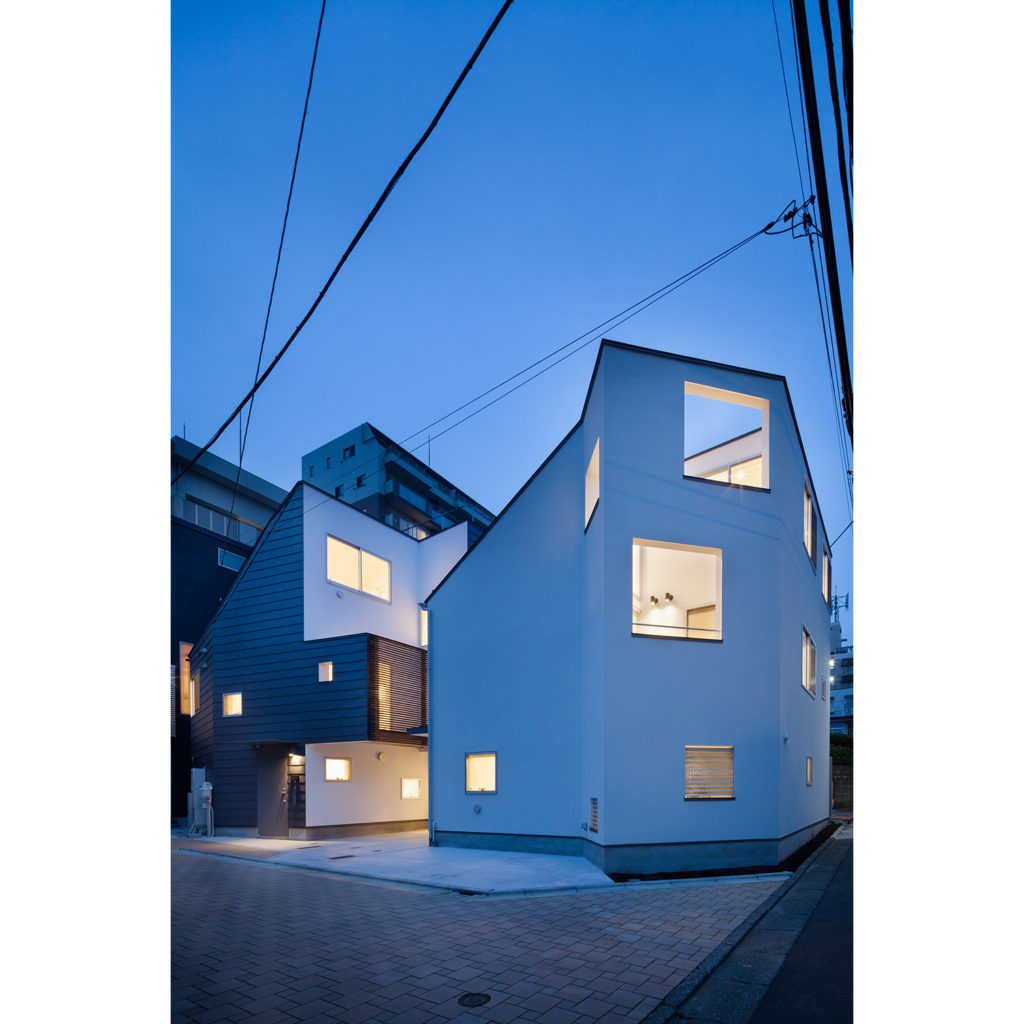 北千束の家1_角地の家 東京都大田区　坪庭でプライバシーを高めた木造3階建て住宅
